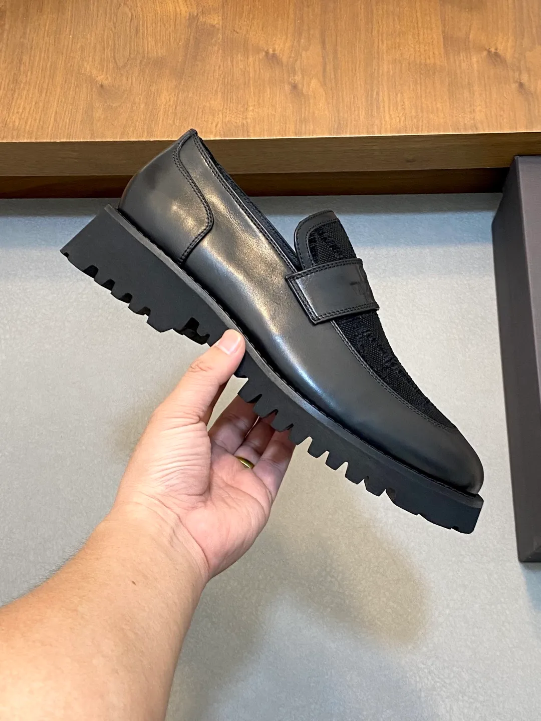 Men's shoes 💰740 VALENTINO Valentino's new men's fashionable casual leather shoes. These leather shoes are made of imported cowhide leather uppers, dyed calfskin lining and calfskin insoles. The upper foot is soft, comfortable and breathable. Comes with complete packaging in the original box! Visible details and quality. Size: 39-44 (customized at 38.45.46)